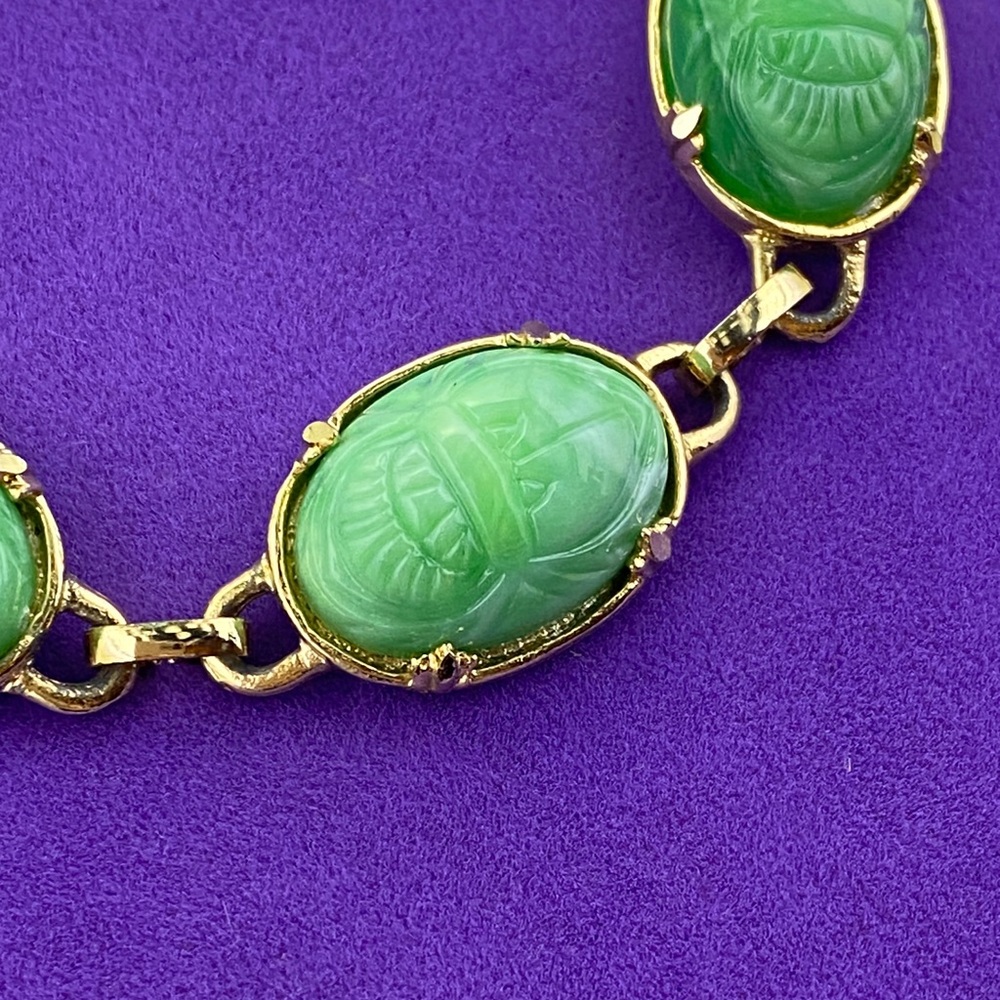 💛 Vintage Gold Tone Green Lucite Scarab Cabochon Bracelet - Picture 3 of 10